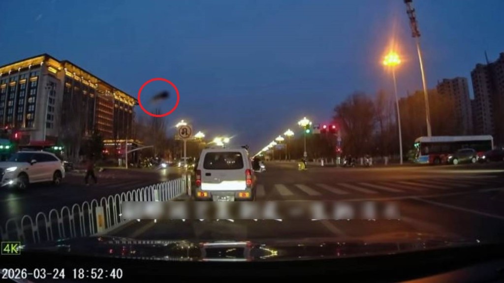 河北有外卖骑手疑闯红灯挨撞，同车女友左小腿飞脱。