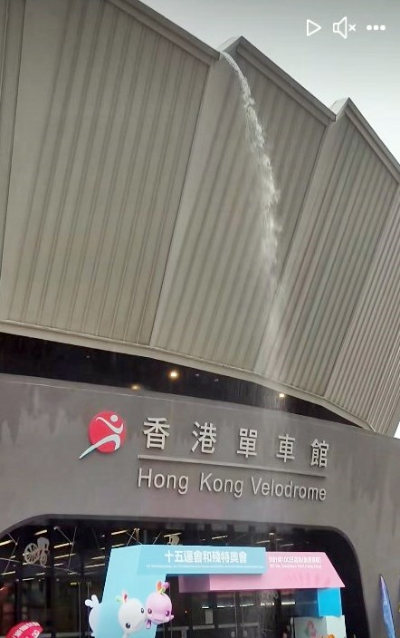 回應的網民笑言「隨處不瀑布，香港人 不用北上了」、「花：夠啦，我唔飲水 呀！」、「正，萬宜水庫大把收入」、 「大瀑布單車賽」、「排洪」；還有人 指「呢啲就係真實的暴雨落喺香港東南 的厲害......」。fb「將軍澳主場」截圖