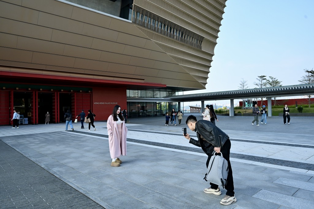 旅客在香港故宮文化博物館前拍照「打卡」。