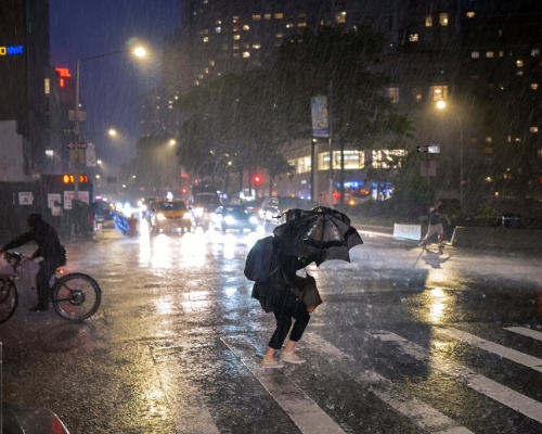 艾达侵袭东岸，纽约全市下起大雨。美联社图片
