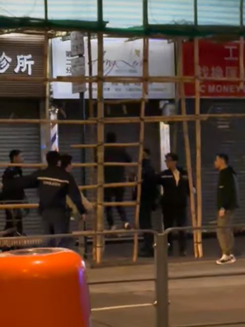 警员随即上前截查可疑男子。fb旺角太子深水埗Roy Keung影片截图