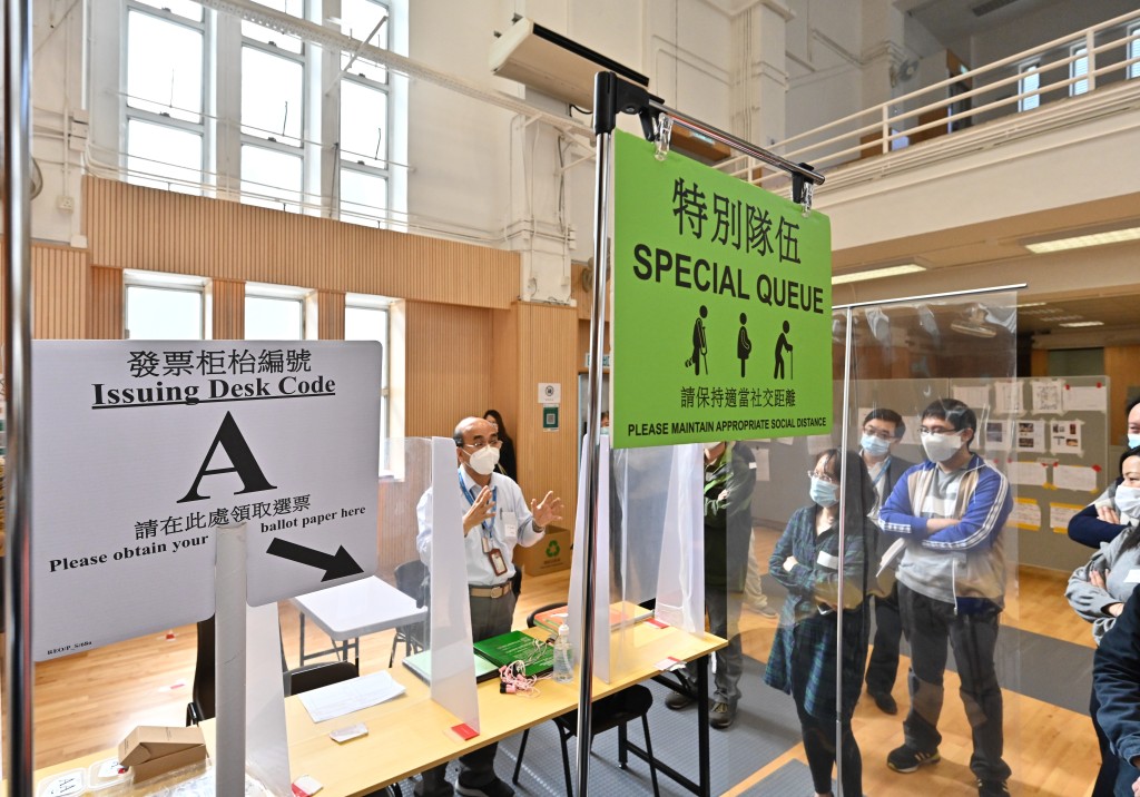 凡持有身分證明文件、年滿18歲及通常在香港居住的香港永久性居民，均有資格登記為地方選區選民。資料圖片
