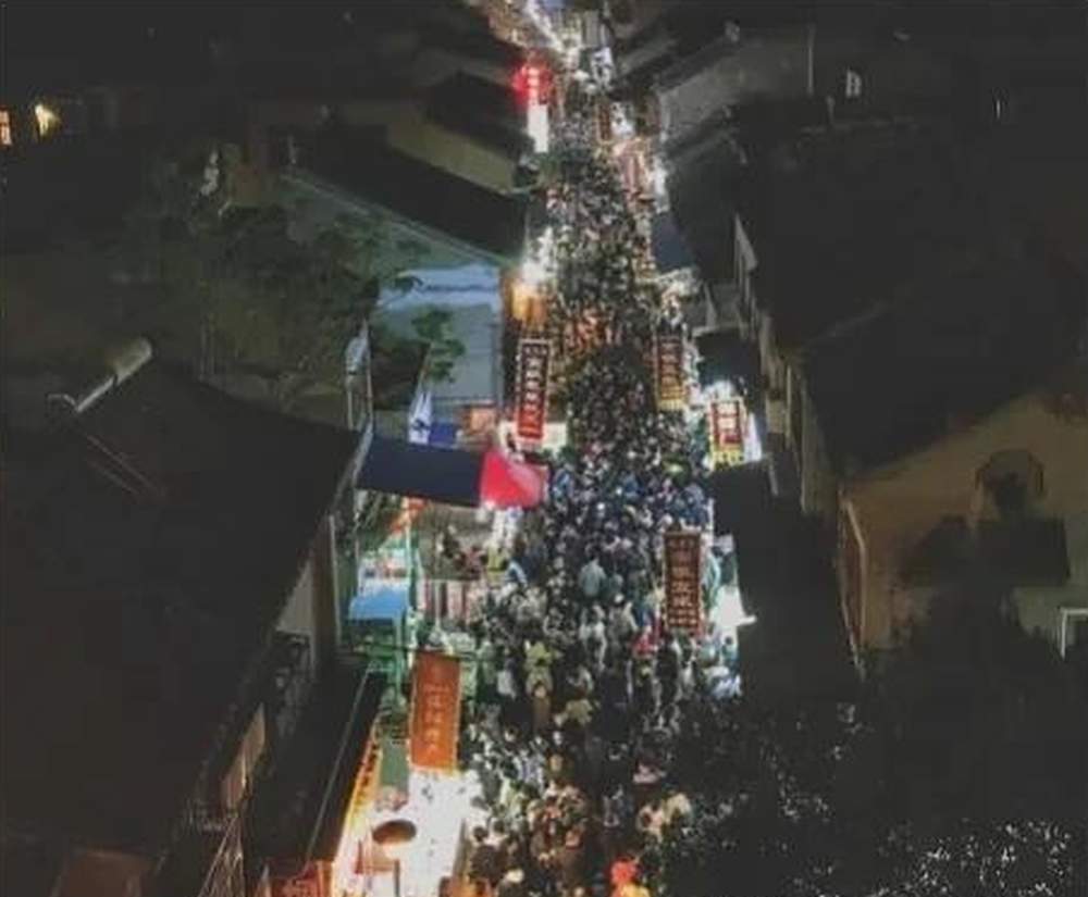 網傳武漢江岸區大批民眾深夜擠爆超市搶購食物。