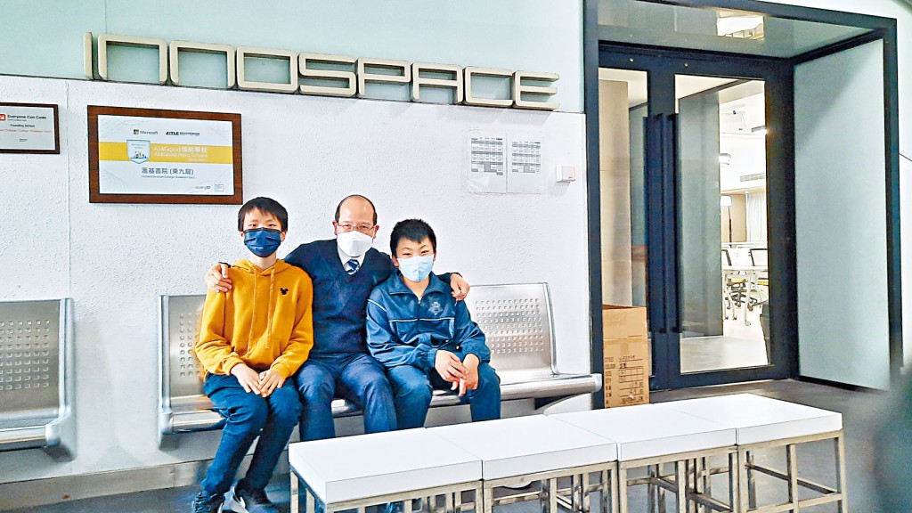 校長鄭建德(中)稱,「烏蠅頭」列車的金屬座椅仍然有用,相信是首批學校獲港鐵捐贈退役列車組件。