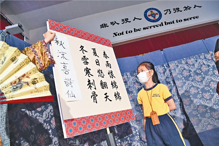 學生在全班同學面前解釋「秋涼喜詩仙」詩句意思及創作理念。