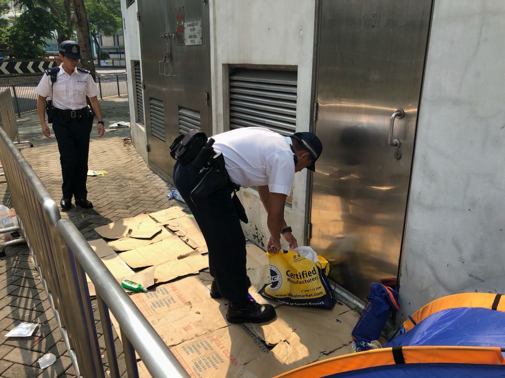 警員檢查用作霸位的帳幕和紙皮等,有否藏有攻擊性武器。