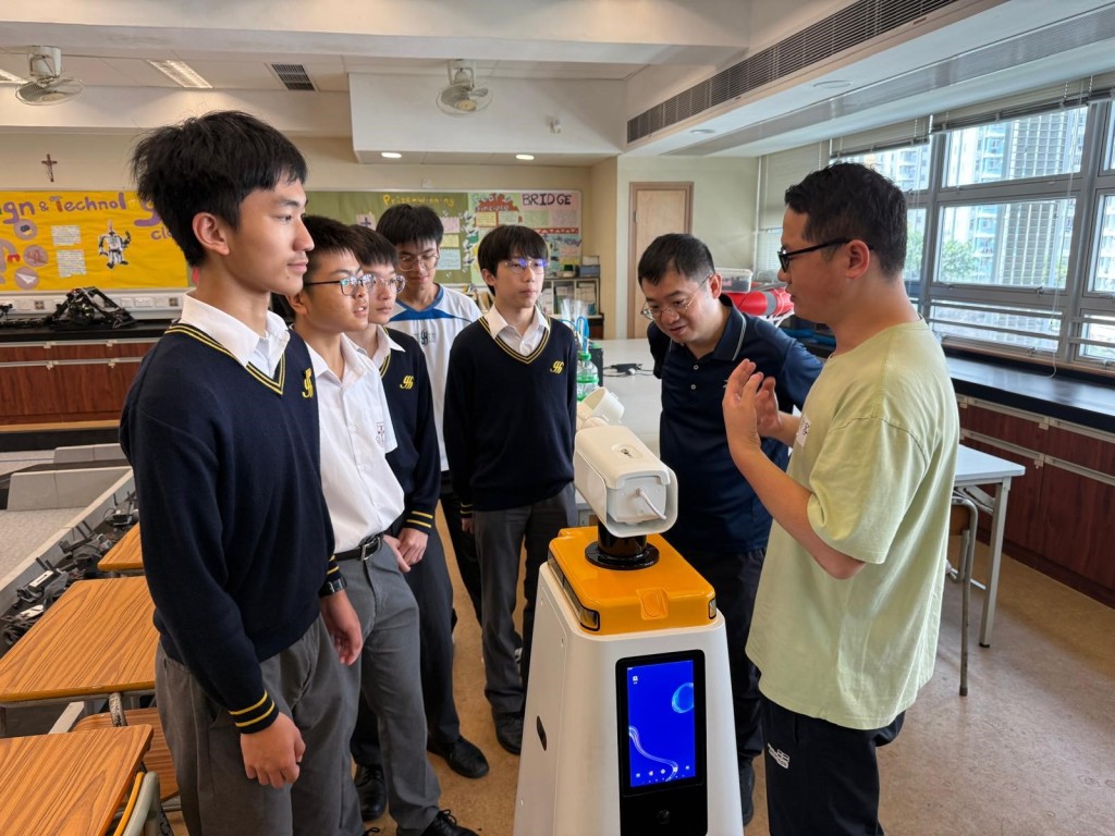 聖言學生透過校友自家公司AiMO參與研發的巡邏機械人，近距離接觸結合AI與實際應用技術的高科技創新產品。