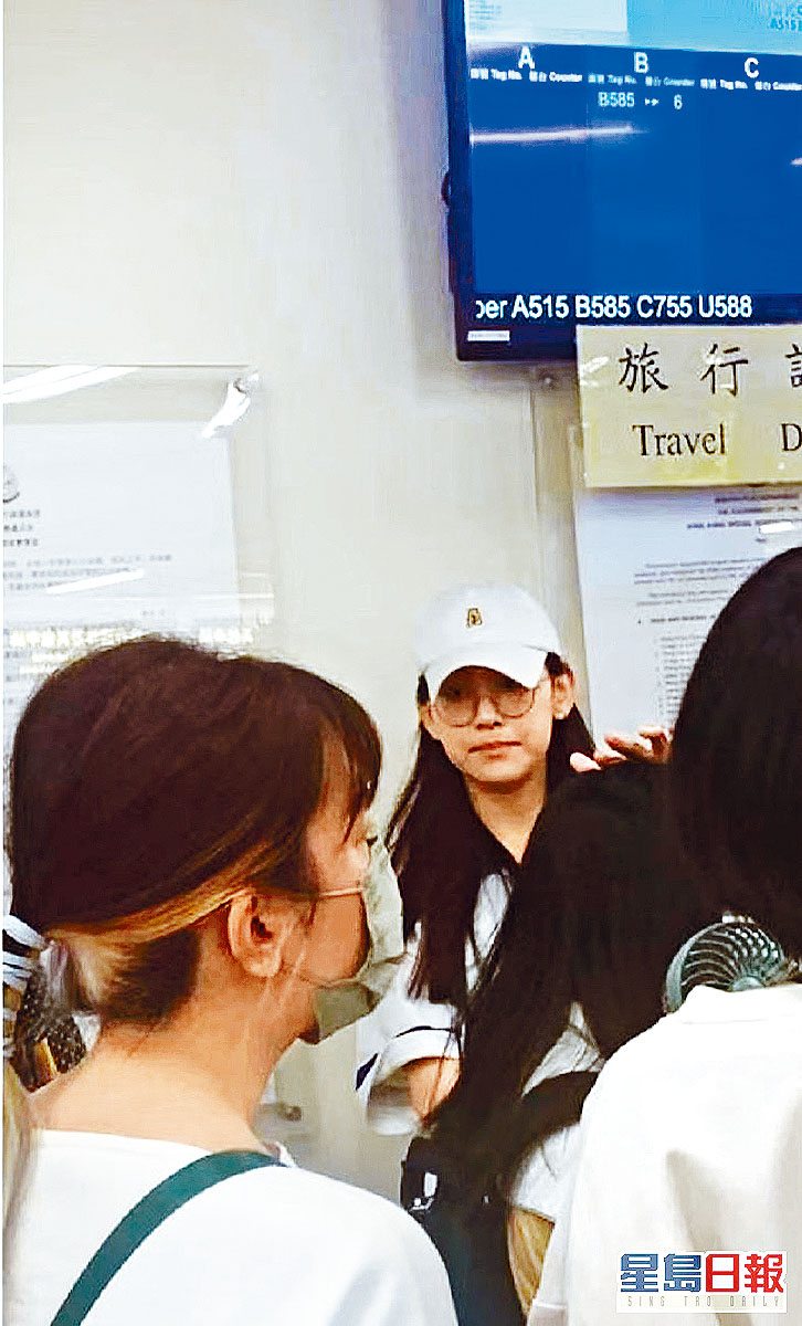 Gigi日前低調現身入境處領身分證。