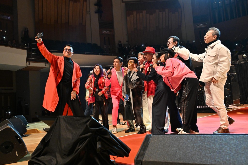 盧海鵬今年2月開演唱會,主辦單位邀請了葉振棠、黃日華、苗僑偉等做表演嘉賓。 盧海鵬今年2月開演唱會,主辦單位邀請了葉振棠、黃日華、苗僑偉等做表演嘉賓。