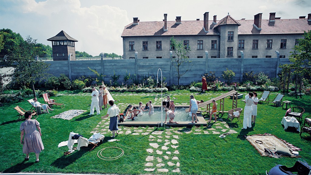 軍官屋企個花園好靚，有泳池又有大草地，小朋友玩到哈哈笑，背景是大量哭聲及槍聲。