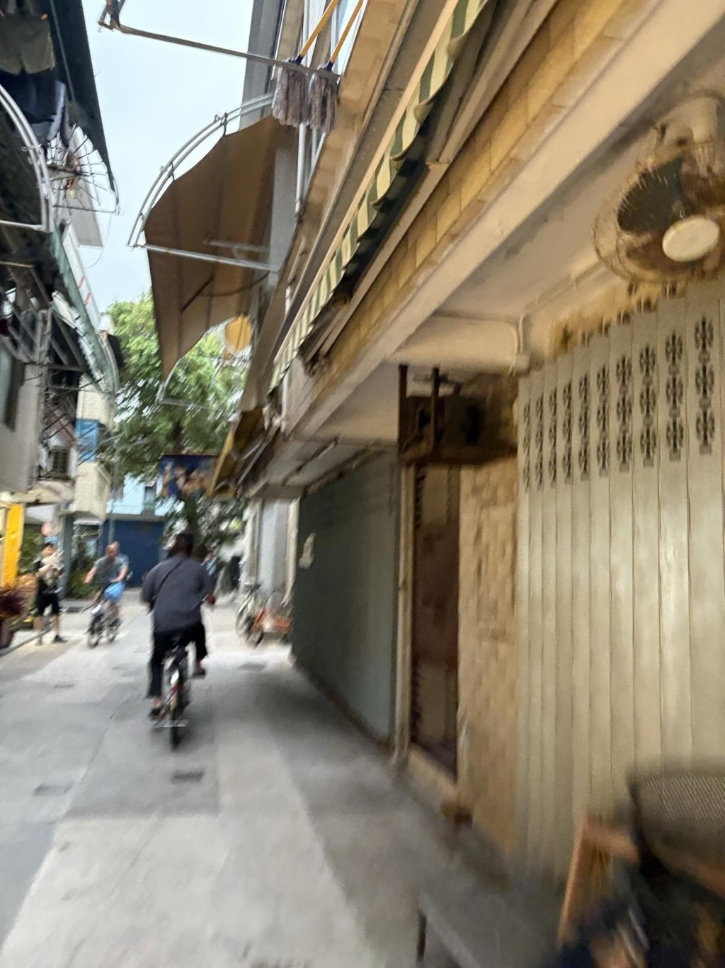 第五至第七張相，男子成功跳上單車，在長洲狹窄的巷弄中穿梭逃走，事主則緊追其後，相片記錄了兩人之間距離被逐漸拉遠的過程。（圖片：000headache＠Threads）