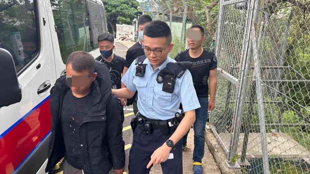 兩名內地漢涉非法入境及無牌藏有槍械被捕。