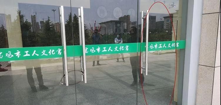 涉事的玻璃門目前已安裝新門。網圖