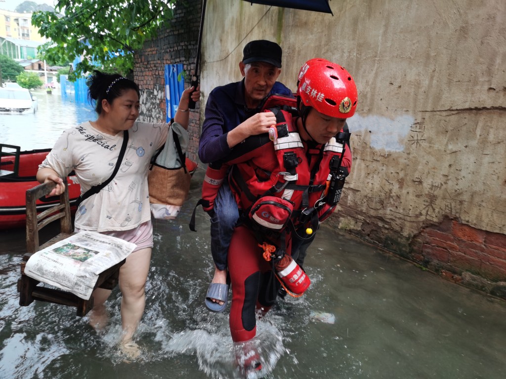 紧急救援队伍前往搜寻被困人员。（中新社）