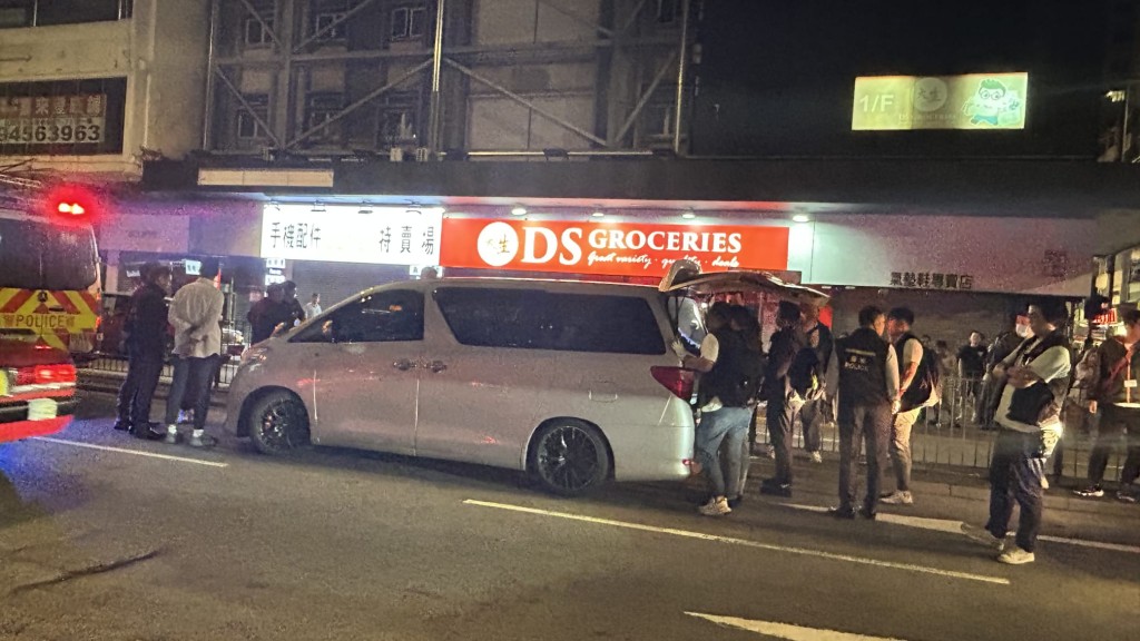 警方將男子帶上警車, 並即場進行搜車。蔡楚輝攝 警方將男子帶上警車, 並即場進行搜車。蔡楚輝攝