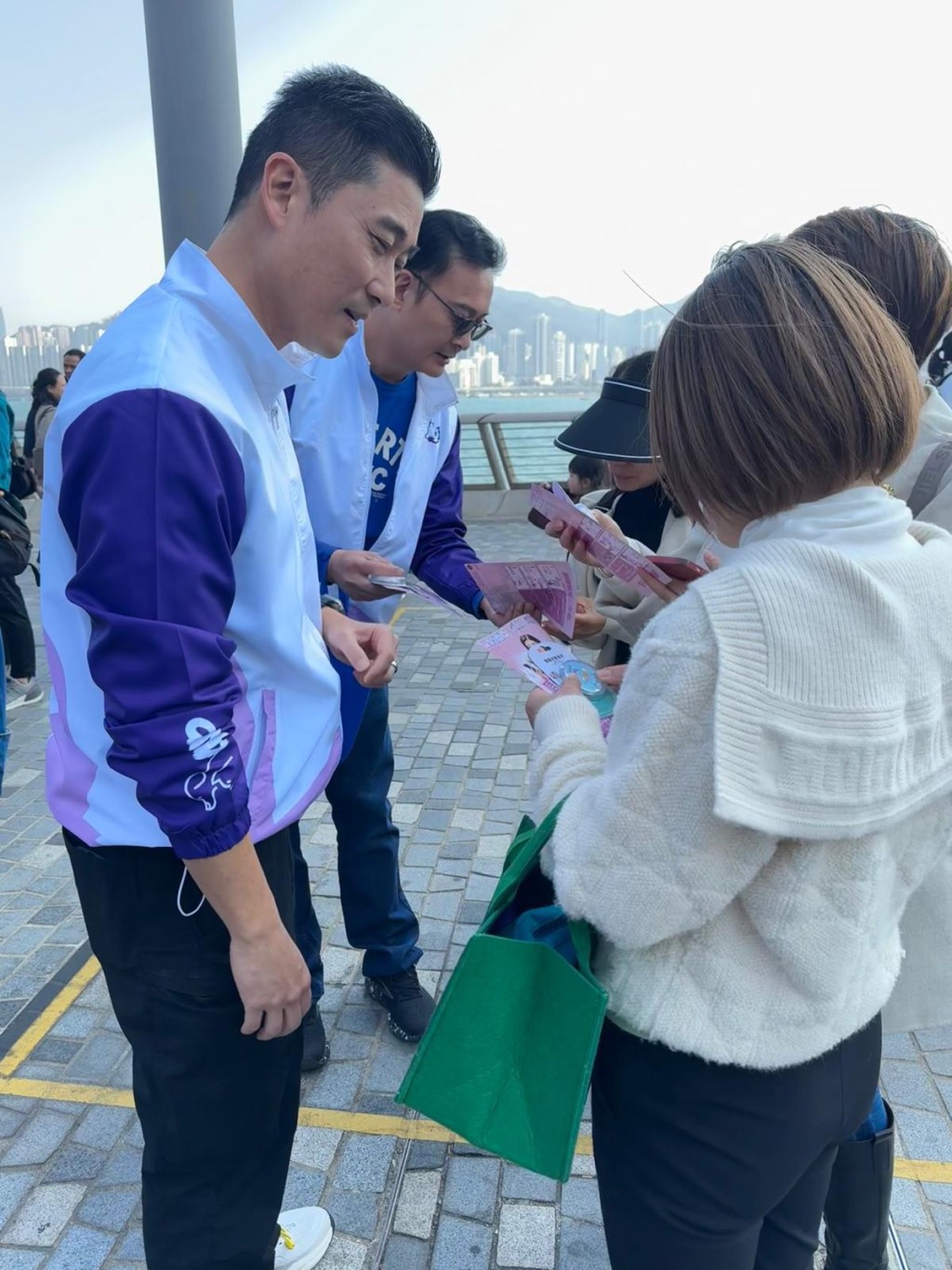 西九龍總區指揮官吳樂俊向市民推廣防騙和保護動物的訊息。 西九龍總區指揮官吳樂俊向市民推廣防騙和保護動物的訊息。
