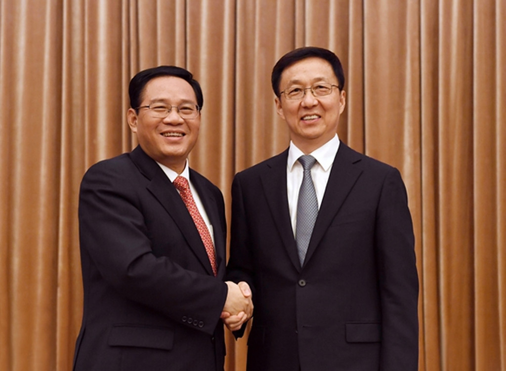 中共十九大，李强（左）顺利升任中央政治局委员，不久接替韩正担任上海市委书记。网图