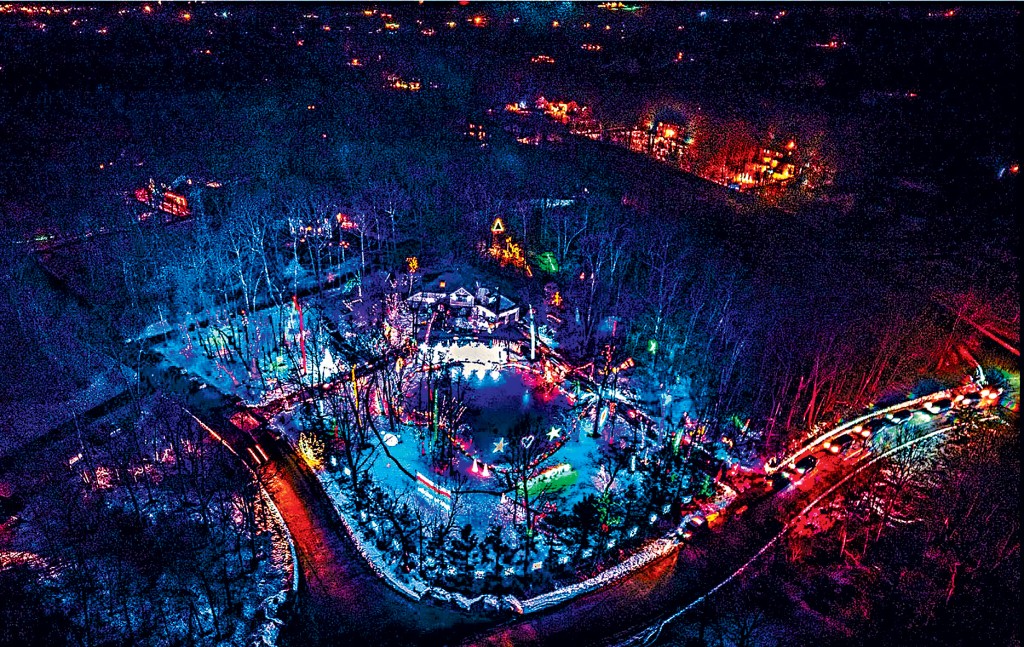 蓋伊家族的聖誕燈飾全景。