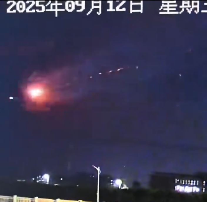 山東多地有民眾看到有不明飛行物體疑遭擊落。抖音