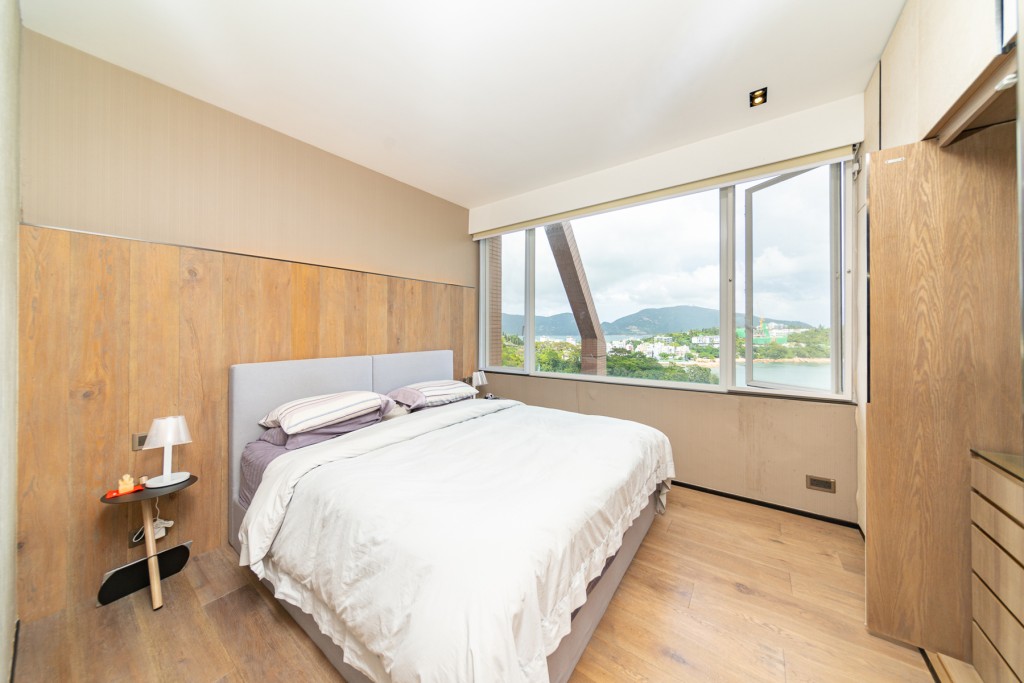 房間間隔方正實用，採用木系家具及同色系地板陪襯。