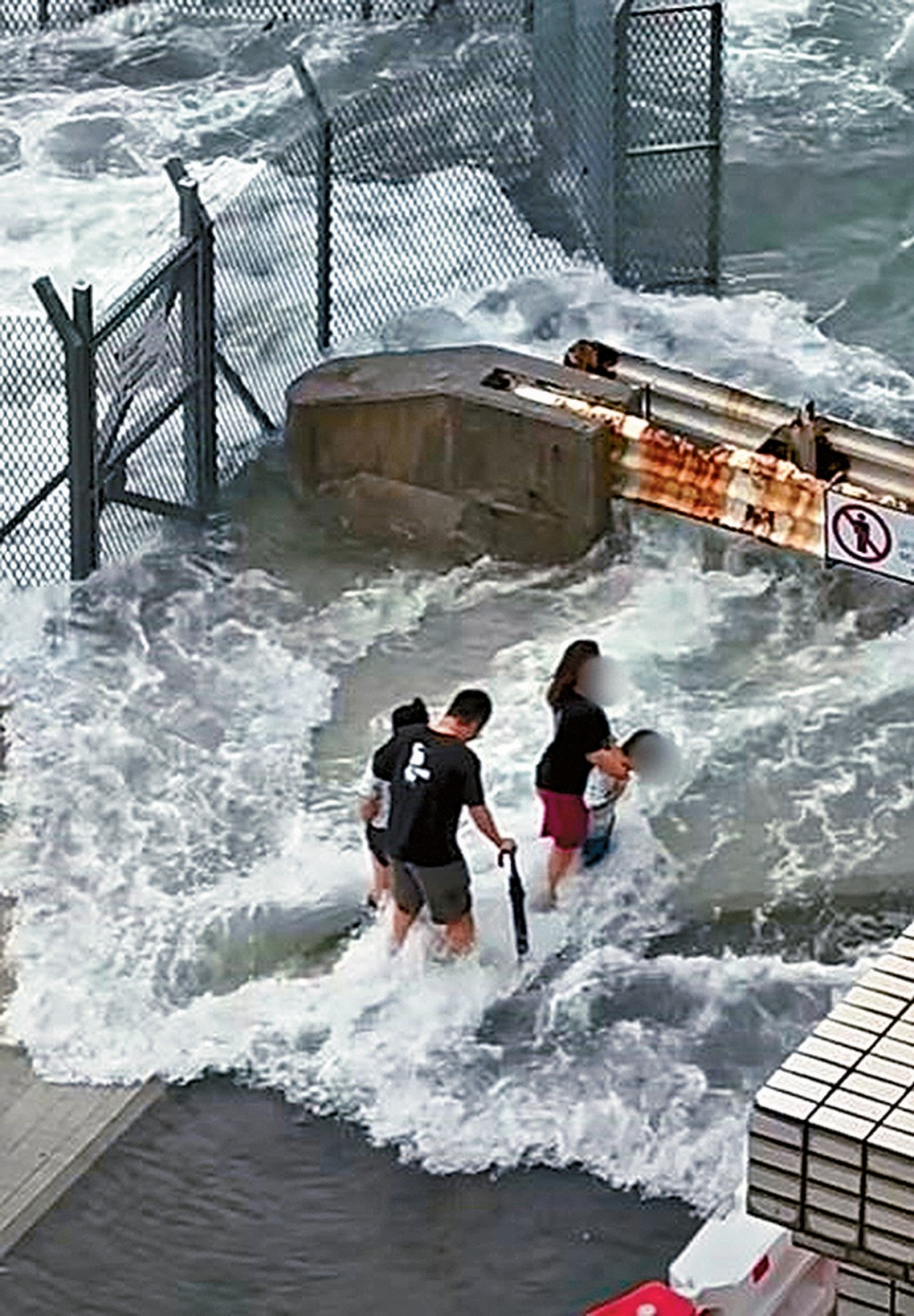 超強颱風「樺加沙」早前吹襲香港期間，有成人帶小童到堅尼地城岸邊追風，事後父親及印傭被捕。