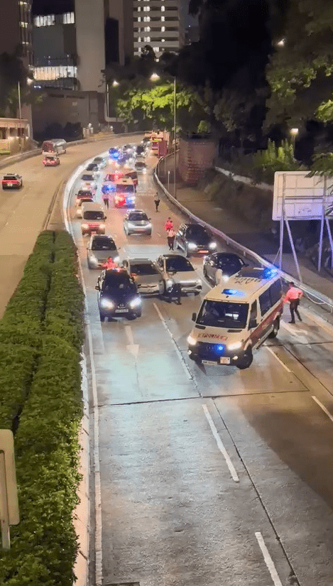 涉事的銀色私家車在公主道培正道休憩花園對開被截後，試圖多次強行在兩車之間穿過但不成功。