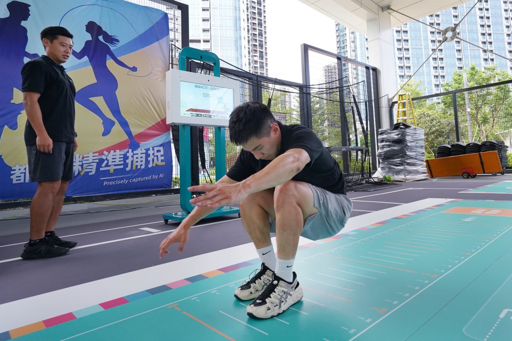 AI系統透過鏡頭拍攝用家動作，並分析其動作是否符合標準。