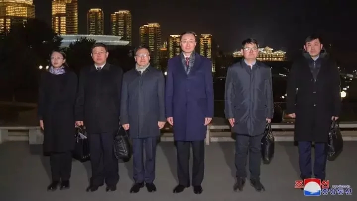 孫衛東(左4)到訪北韓。
