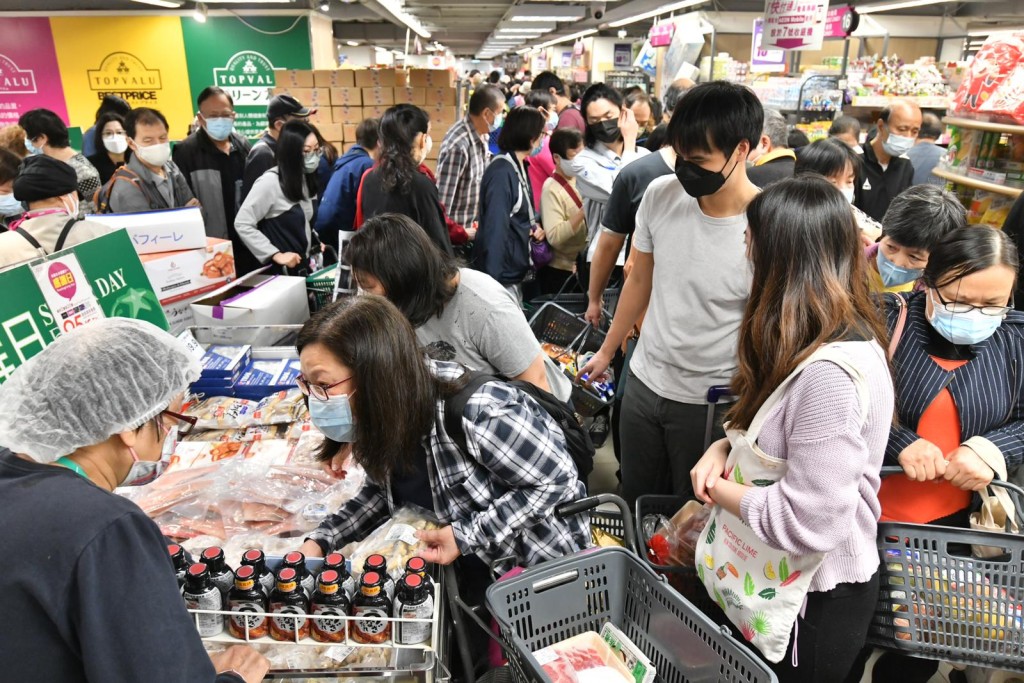 政府正在商讨全民检测计画，有传将同时引入「禁足令」，市民纷纷到超市抢购生鲜食品、日用品以及药物。