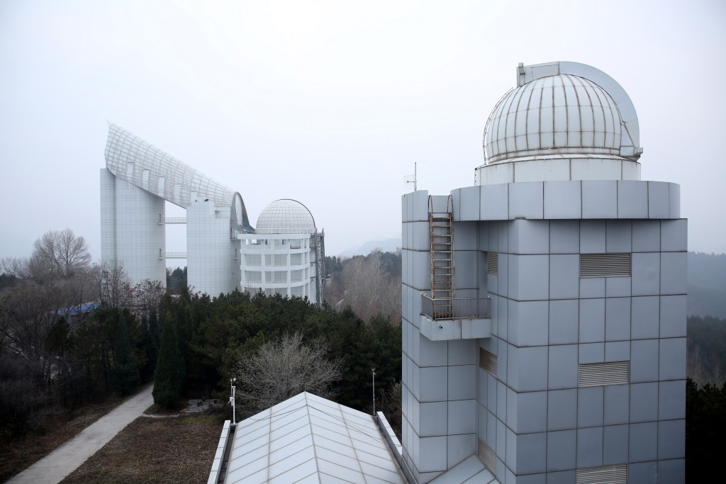 LAMOST望遠鏡（圖左，又稱郭守敬望遠鏡）。 新華社