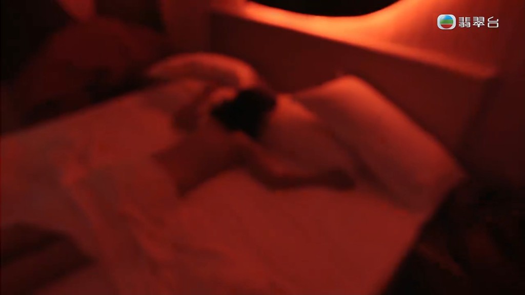 蔡潔被帶到時鐘酒店，更見到她全裸趴在床上。