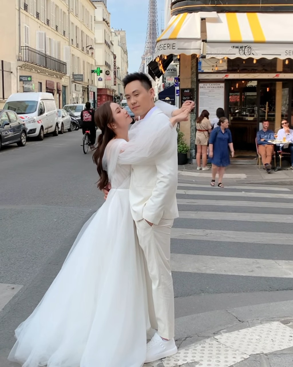 蔡嘉欣在法国街头影婚照。