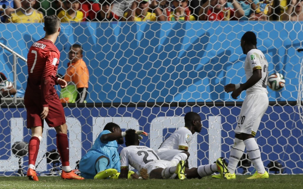 一四年巴西世界杯分组赛，葡萄牙与加纳八十分钟仍打和1:1。之后，葡军一次传中，对方后衞解围挞Q，皮球飞向球门，门将情急将皮球拍向门前的C朗，他即轻松抽入。AP资料图片