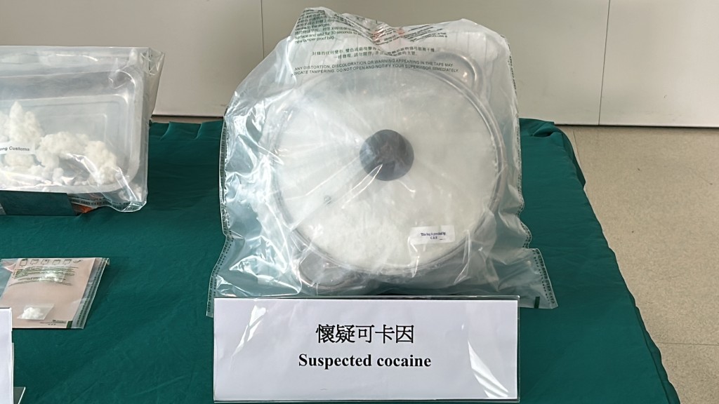 海關檢獲約2.5公斤懷疑可卡因及293克懷疑霹靂可卡因，估計市值共約210萬元。林思明攝