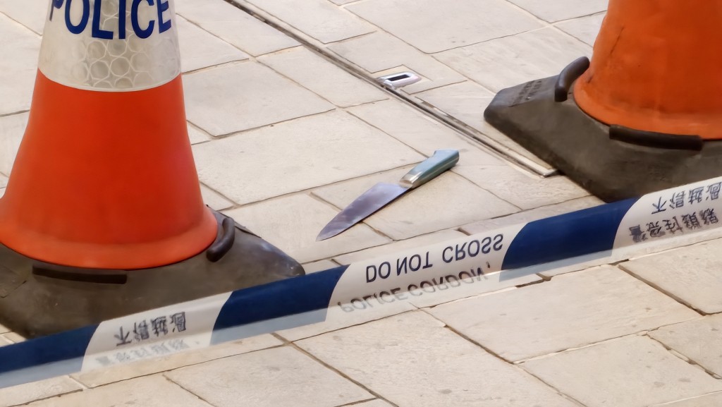 警方現場檢獲兇刀。