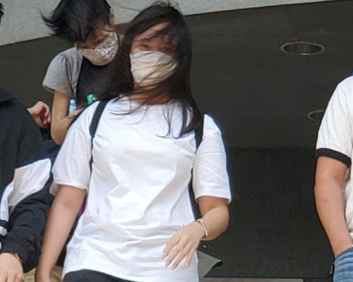 其中一名被告彭巧兒 (白衫女子）。湯璧瑜攝