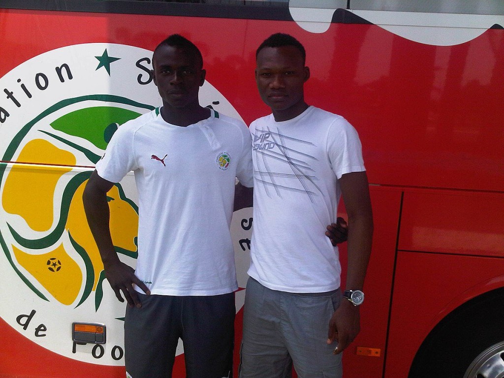 塞內加爾前鋒文尼（左）與貝寧球員迪斯亞施比是兒時玩伴。Twitter圖片