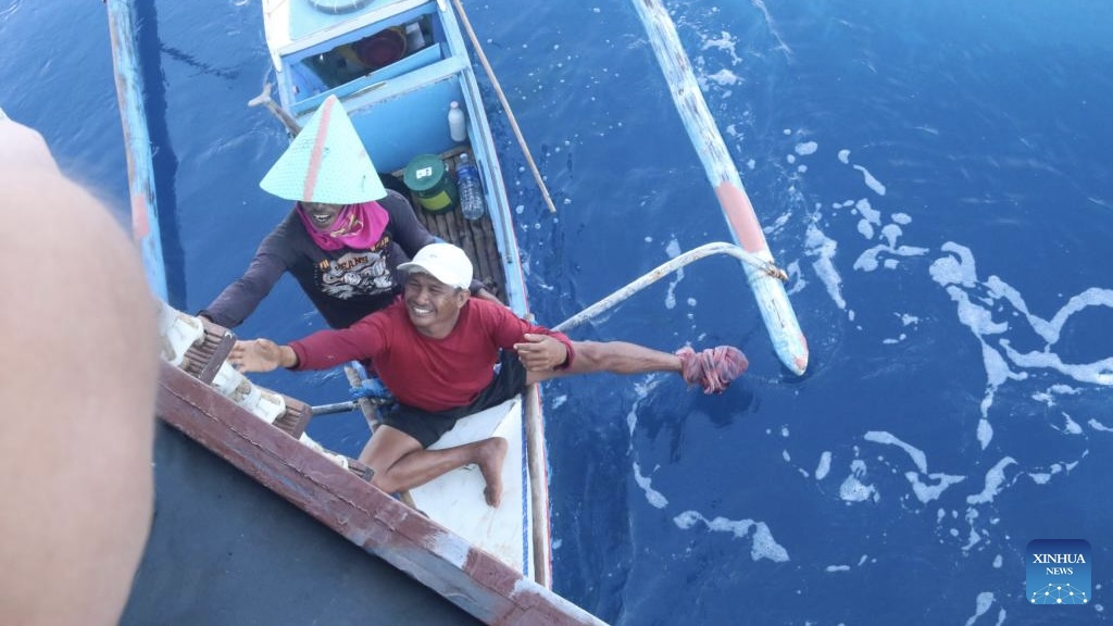其中一名渔民获救时被螺旋桨叶片划伤造成失血。 Xinhua