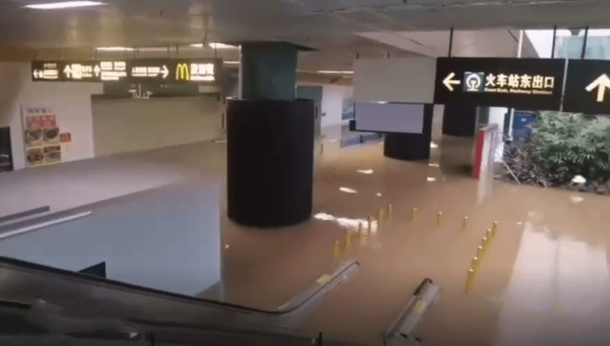 罗湖关口岸对出，深圳火车站负一樱，水浸情况严重，扶手电梯都被淹了。