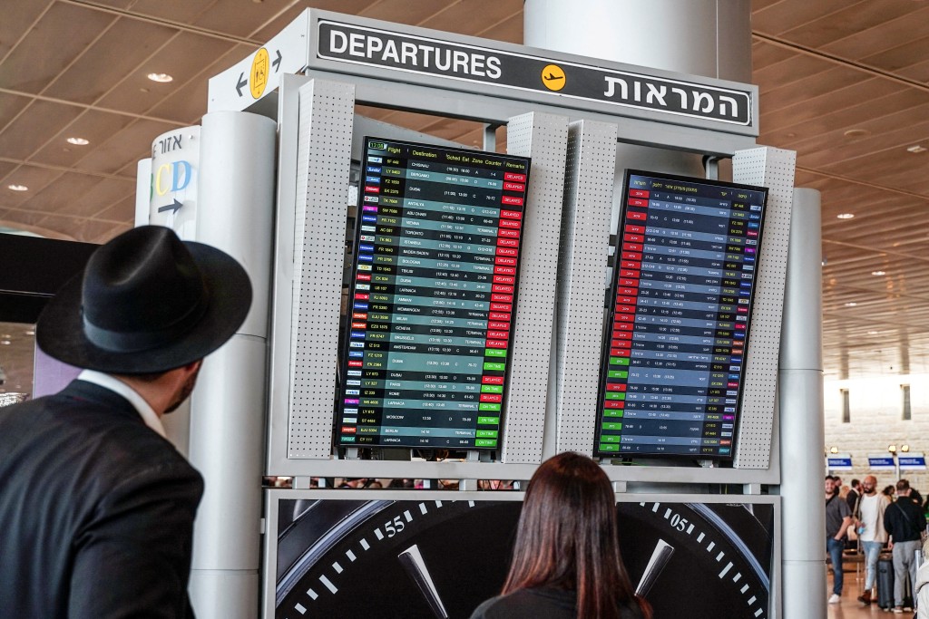 旅客了解机场航班的情况。(路透社)