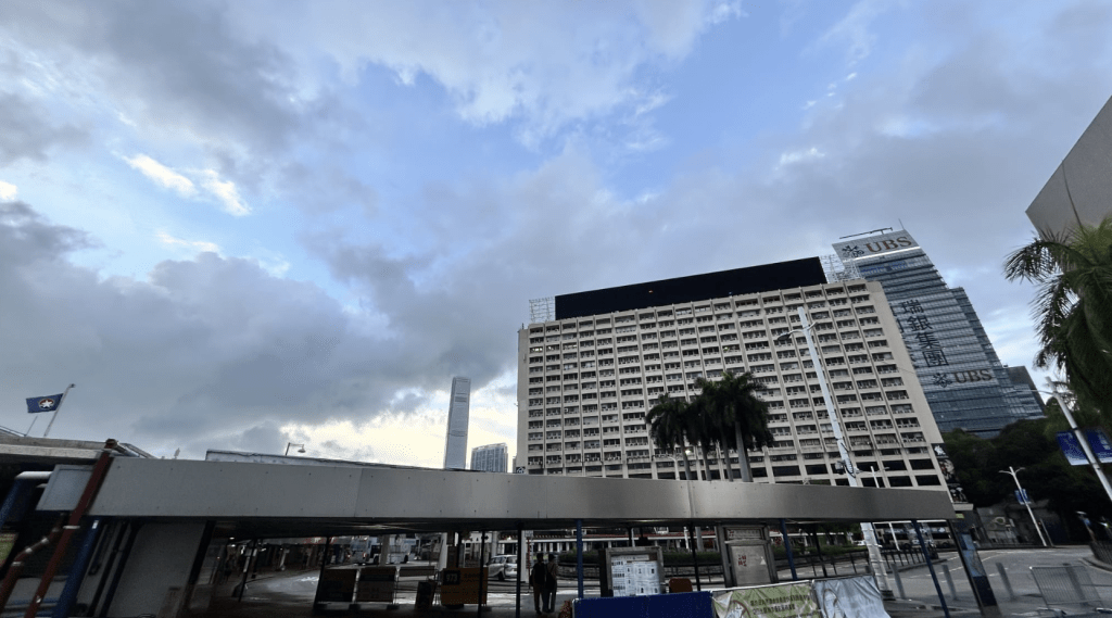 本港地區今日大致多雲，間中有驟雨及幾陣雷暴。蔡楚輝攝