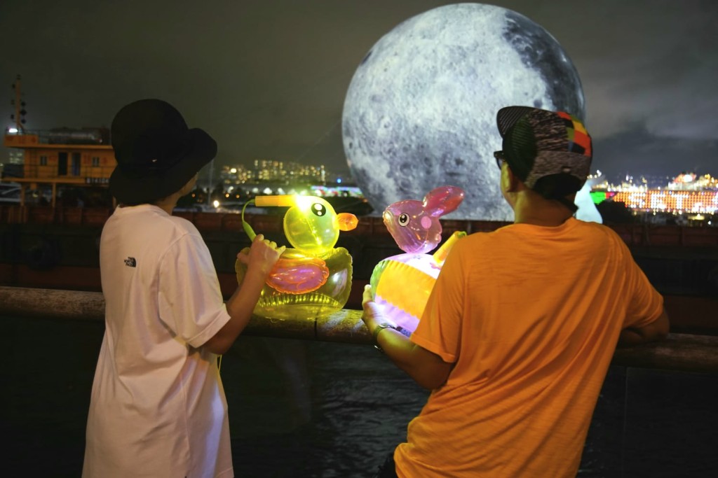 市民與月亮拍照。