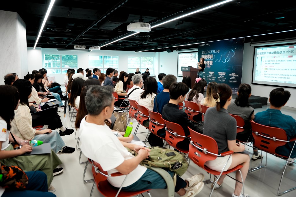 早前多间升学中心举办英国升学博览会，不少家长把握机会与院校代表直接交流，了解当地升学情况。