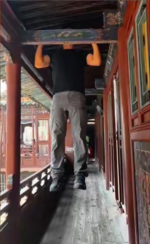 健身博主木梁当单杠做引体上升，惹众怒山西悬空寺报警。