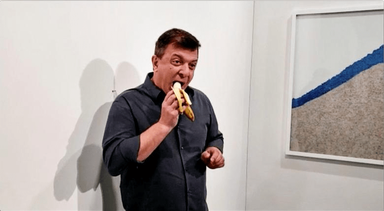 艺术家达图纳当场吃掉展品中的香蕉。路透
