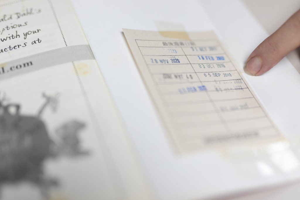 一個人的記性竟然這麼好！Henry在圖書館尋回從前逾期歸還的書，然後指出歸還時間。（圖：李沃濤）  ​