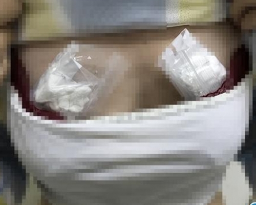 女子的胸圍海綿墊中收藏了兩包鑽石。