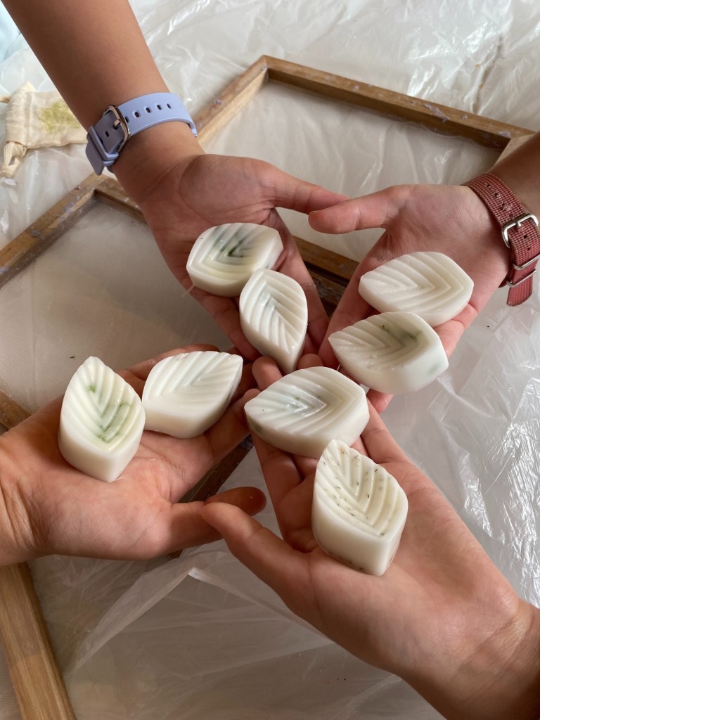 與同伴協作DIY天然驅蚊用品。(圖片來源:受訪者提供) 與同伴協作DIY天然驅蚊用品。(圖片來源:受訪者提供)