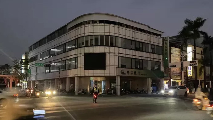 屏東停電期間,有交通燈不能運作,要由交警協助指揮。網圖