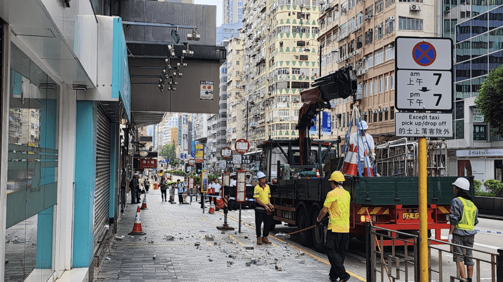 路政署人員到場，駕起鐵馬，移走碎石。黎志偉攝